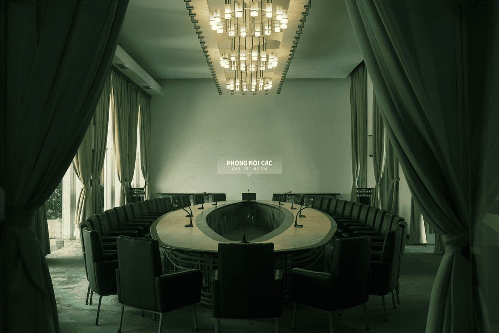 The meeting table in the Cabinet Room is designed in an oval shape, fostering a sense of closeness and intimacy during important discussions (Source: Dinh Doc Lap - Independence Palace)